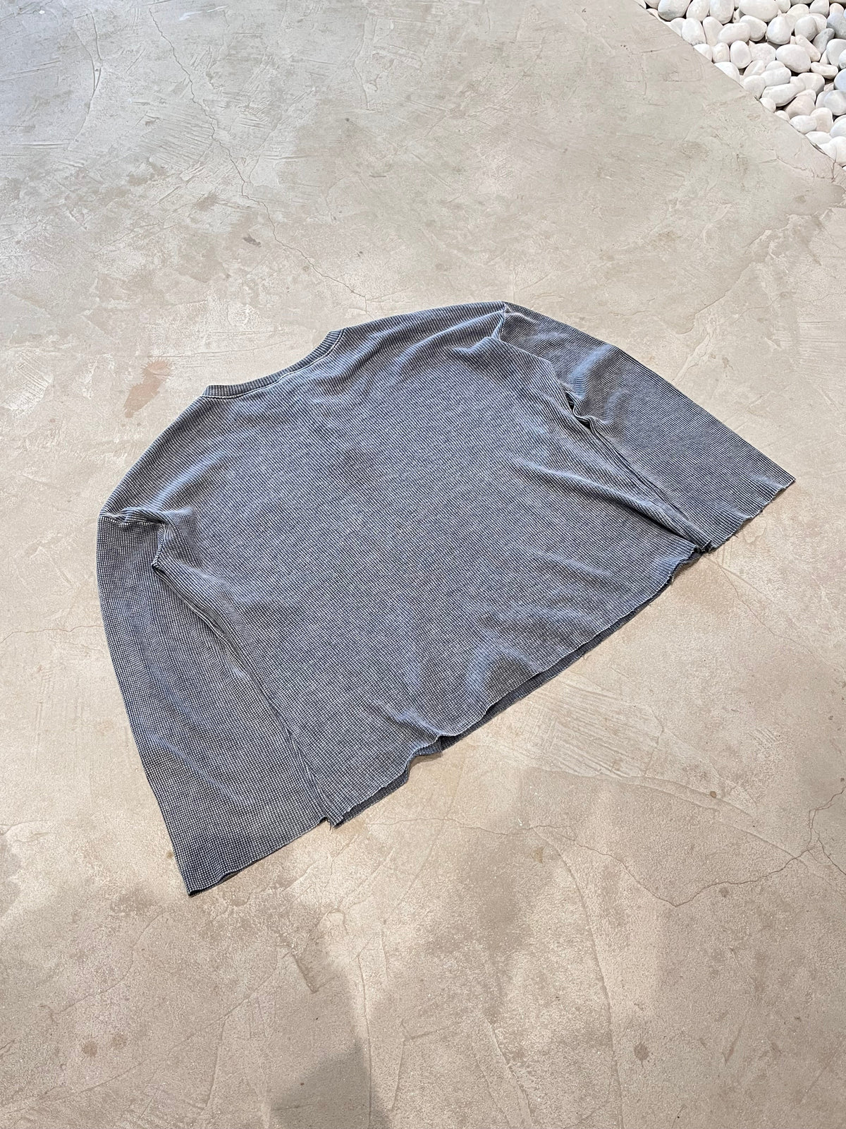BLACK WASHED WAFFLE HENLEY